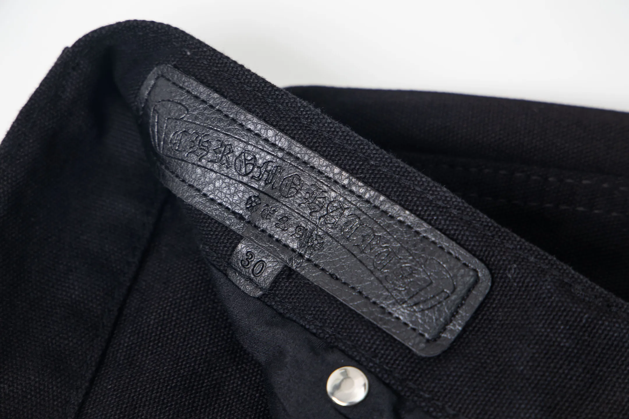 P260 Chrome Hearts Black Timber Pants Red Leather and White Leather Elements Washed Jeans True to restore the ultimate vintage texture Three-dimensional version Loose and comfortable, not picky about body shape Makes you look taller and slimmer Factory Seiko Original factory quality control Same style for men and women Can be matched with couples Versatile recommendation Necessary jeans for all seasons Hipsters have been disappointed From the quality selection of fabrics, the tailoring of details, and the matching of patterns are impeccable! The upper body is so handsome when worn...it can be easily worn by men, women and children! The craftsmanship is made of heavy-duty washed pure cotton denim fabric. After washing, it is soft and thick. It is very stylish when worn on the body. Style number: 1773# Color: black Size: 28 30 32 34 36